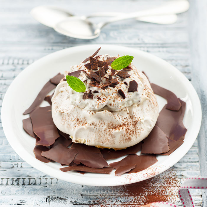 Gâteau Pavlova straciatella et copeaux de chocolat