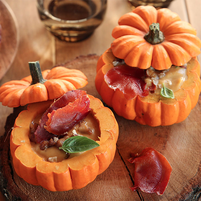 Velouté de butternut, cottage cheese & chips de Jambon Serrano Velouté de butternut, cottage cheese & chips de Jambon Serrano