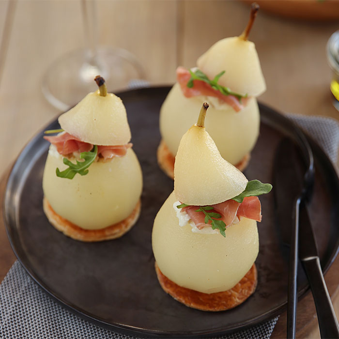 Poires pochées farcies au gorgonzola aux noix et au Jambon cru