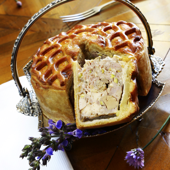 Pâté en croûte de poularde de Julien du chef étoilé du restaurant Château de la Treyne à Lacave, Stéphane Andrieux.