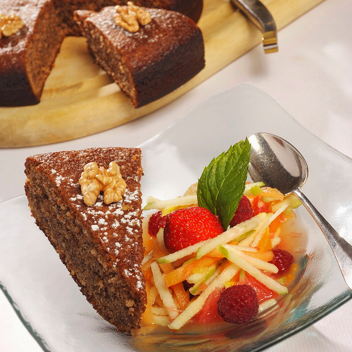 Gâteau aux noix et fruits frais, une recette des chefs Alexandre et Gilles Marre du restaurant Le Balandre à Cahors.