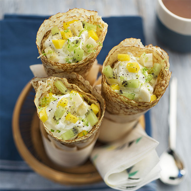 Crêpes à la crème vanille avec banane, kiwi et mangue.