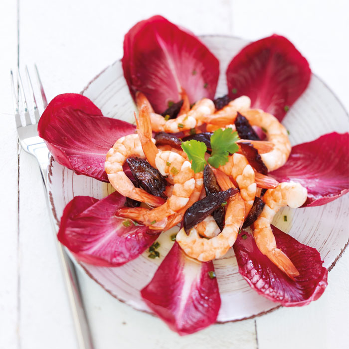 Salade fantaisie aux endives Carmine®, pruneaux et crevettes