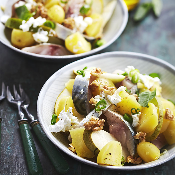 Salade de pommes de terre primeur, poire, maquereau, chèvre, noix et basilic.