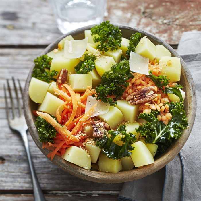 Salade bowl pommes de terre primeur, chou kale, lentilles et carottes.