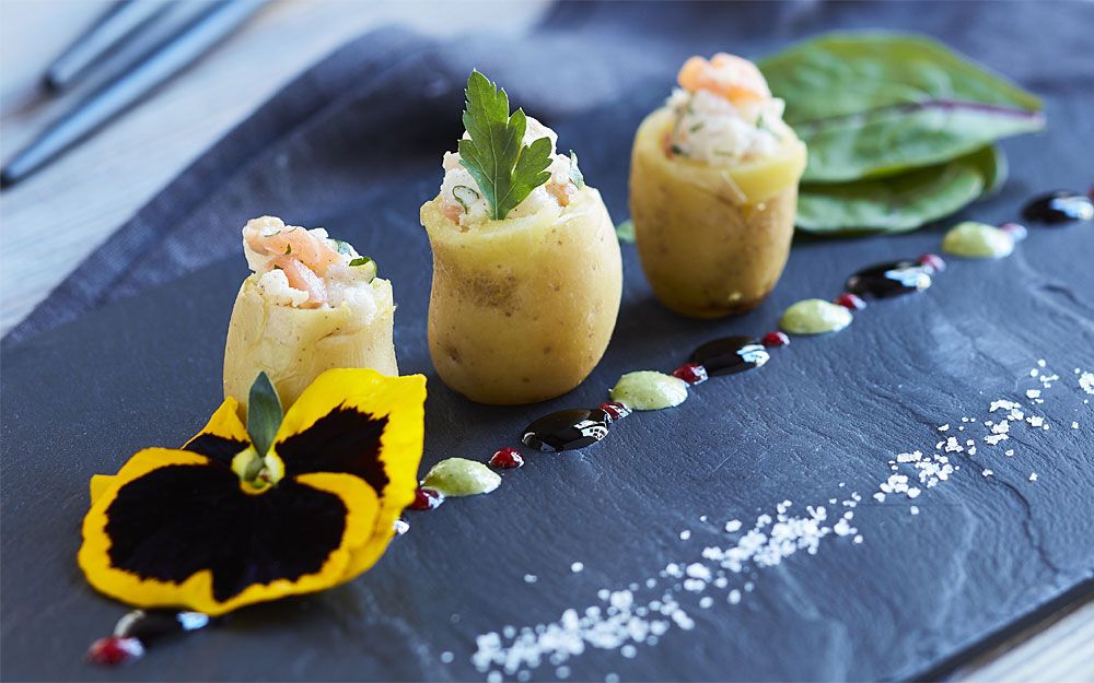 Pommes de terre grenailles primeur, tartare de merlu et saumon fumé.