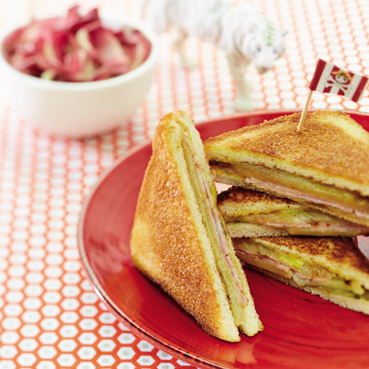 Croque-monsieur aux pousses d’endives, jambon, comté et fleur de sel.