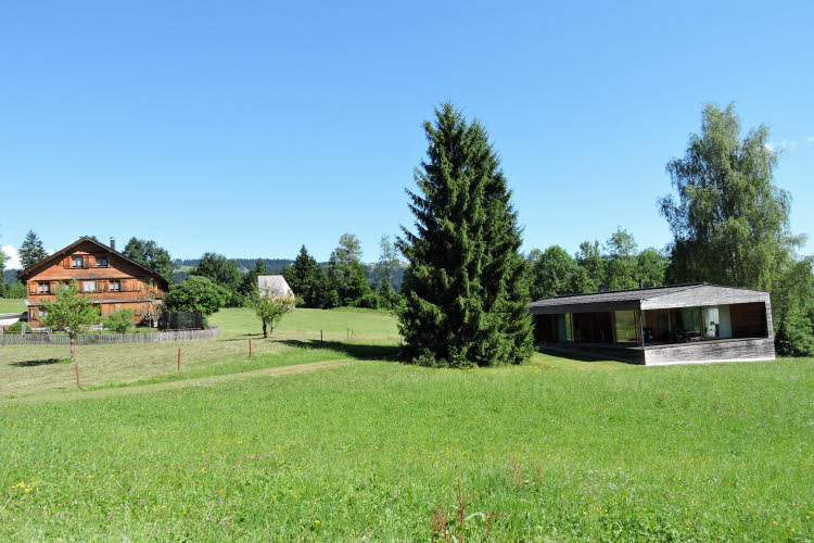 Habitation traditionnelle et habitation d'avant-garde dans le Vorarlberg. © ABCfeminin.com.