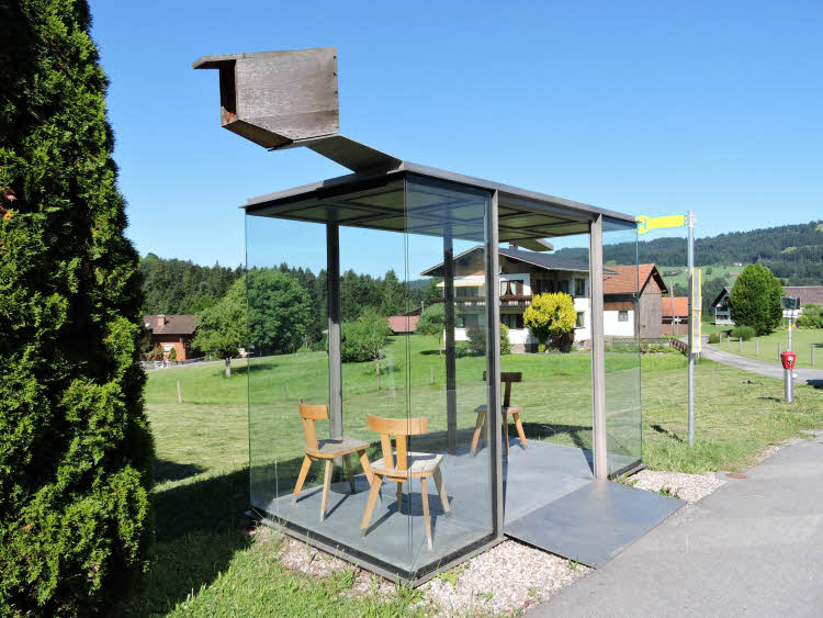 Abribus de Krumbach signé de l'architecte chilien Smiljan Radic © ABCfeminin.com. Abribus de Krumbach signé de l'architecte chilien Smiljan Radic © ABCfeminin.com.