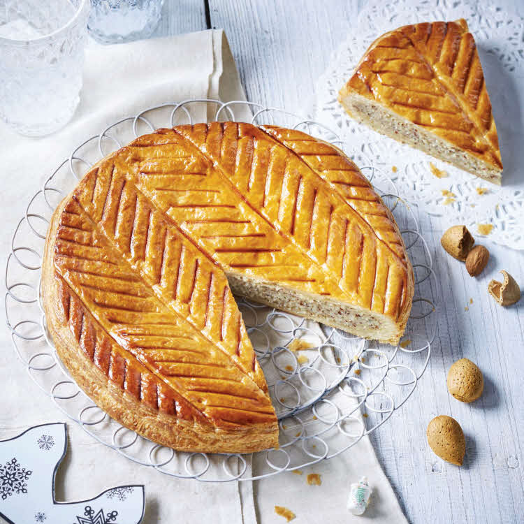 Galette des rois à la frangipane, amandes grises et crème pâtissière.