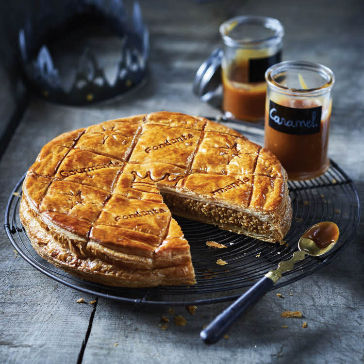 Galette des rois à la frangipane et caramel au beurre salé.