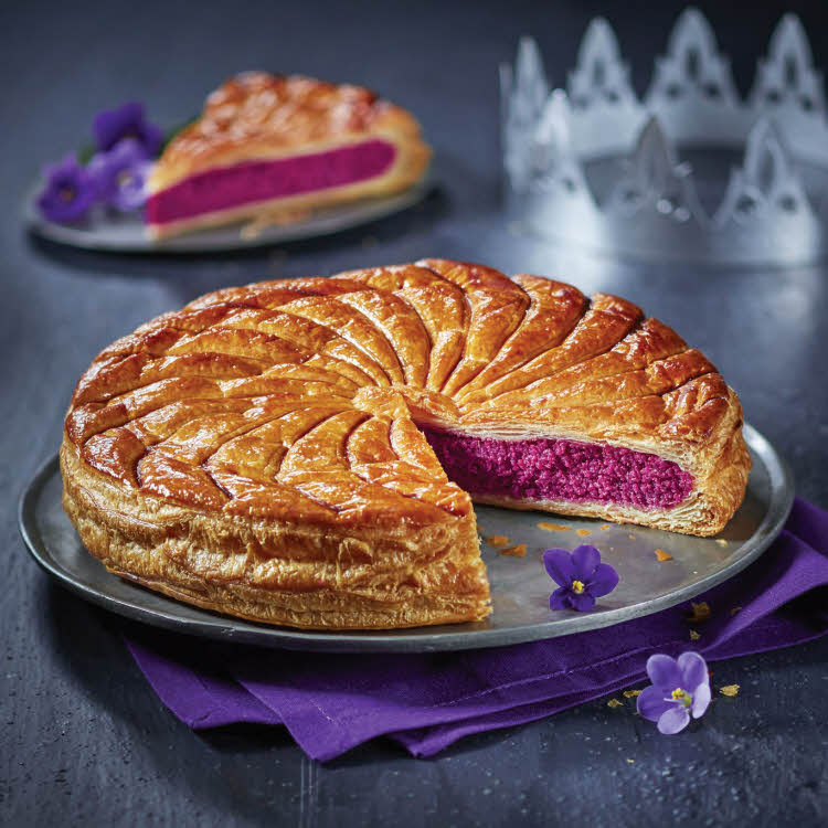 Galette des rois fourrée à la frangipane au sirop de violette