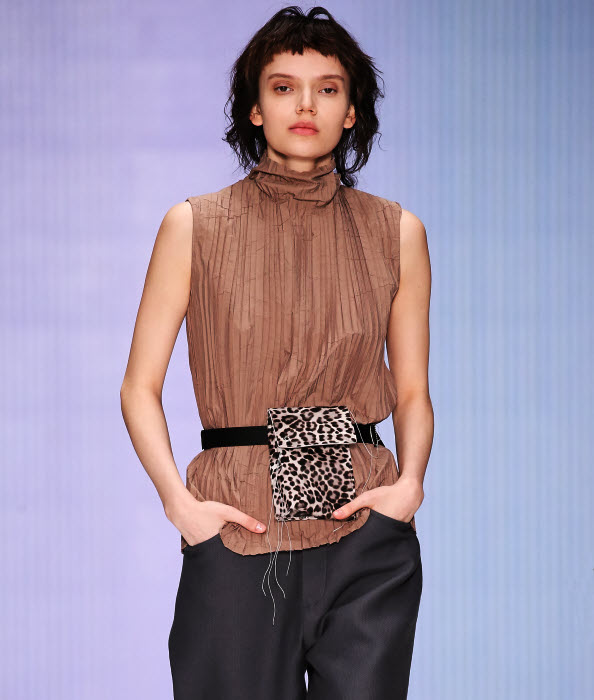 Imprimé léopard : pochette ceinture Julia NIKOLAEVA - Hiver 2018. Imprimé léopard : pochette ceinture Julia NIKOLAEVA - Hiver 2018.