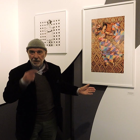 Peter Knapp commente sa vision de la photographie lors de l'exposition "Dancing in the Street. Peter Knapp et la mode" à Paris (2018). © D.R.