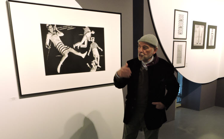 Peter Knapp lors de l'exposition "Dancing in the Street. Peter Knapp et la mode" à Paris (2018). © D.R.