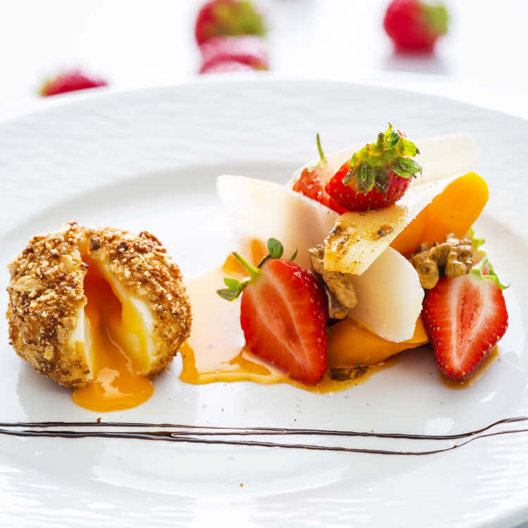 Oeuf mollet au sésame, fraises Gariguette, carottes confites et parmesan.