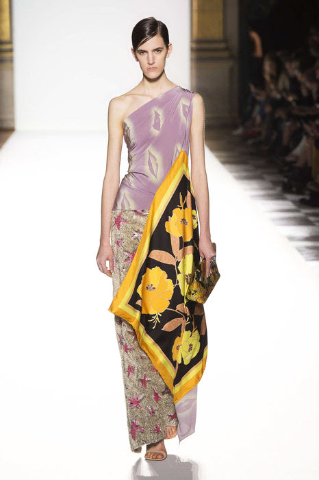 Idée mode n° 10 - Le foulard en pièce rapportée Dries van NOTEN Idée mode n° 10 - Le foulard en pièce rapportée Dries van NOTEN