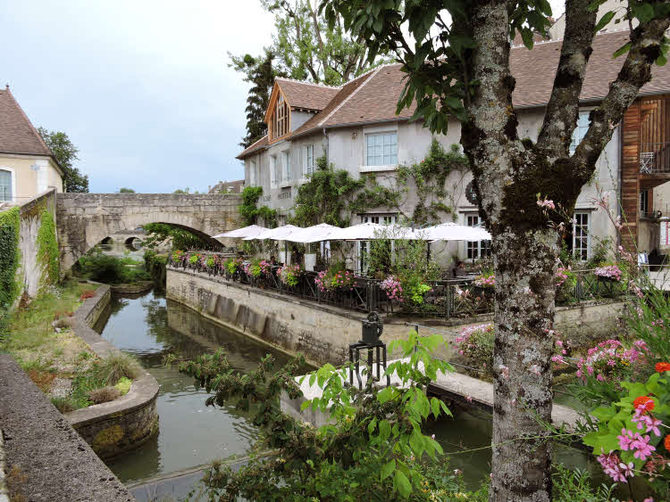 Terrasses le long des quais à Dole © ABCfeminin.com. Terrasses le long des quais à Dole © ABCfeminin.com.
