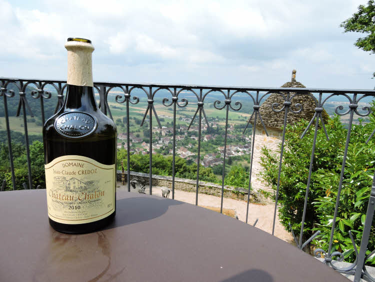 Panorama depuis Château-Chalon et Vin Jaune conditionné en bouteille d'un format spécifique de 62cl, appelée "clavelin". © ABCfeminin.com.