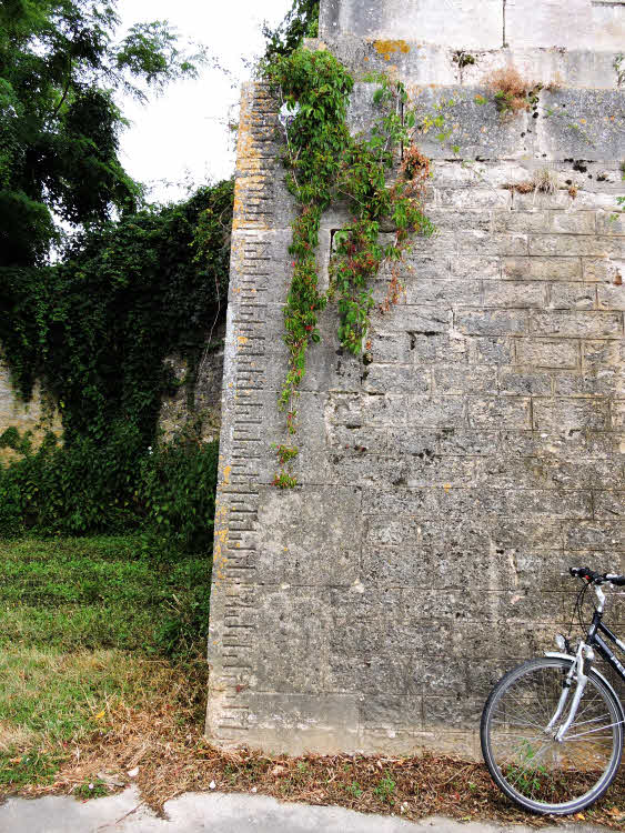 Le long de 'La Bressane' le niveau des crues au pied des piles d'un ancien pont suspendu © ABCfeminin.com.