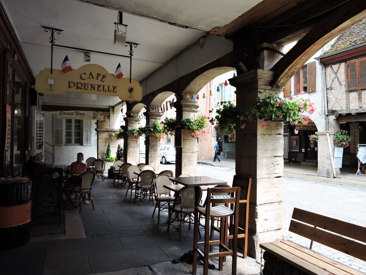 Les arcades de la Grande Rue à Louhans en Bourgogne Franche-Comté © ABCfeminin.com.