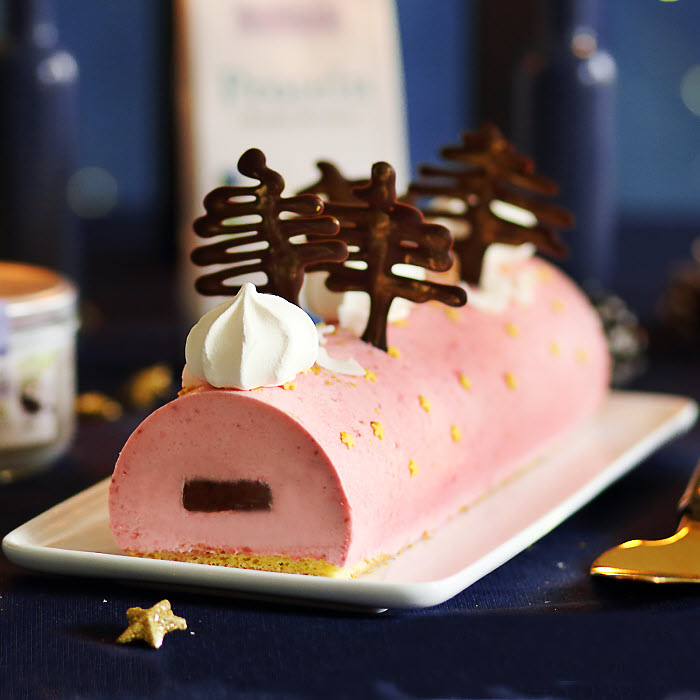 Bûche de Noël à  la mousse de framboise et à la ganache chocolat Bio Planète.