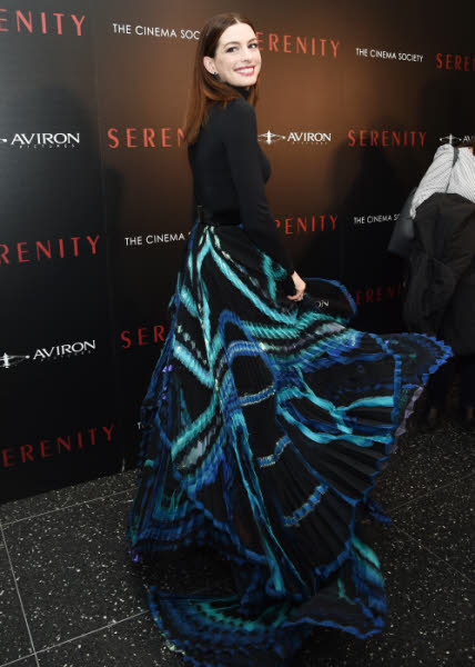 L'actrice Anne Hathaway habillée de soie haute couture par la Maison Givenchy (Janvier 2019).