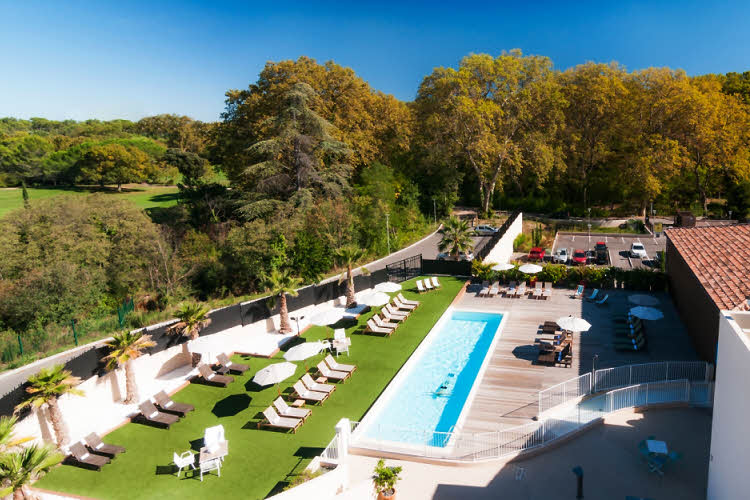 Le solarium de l'Hôtel Spa de Fontcaude.