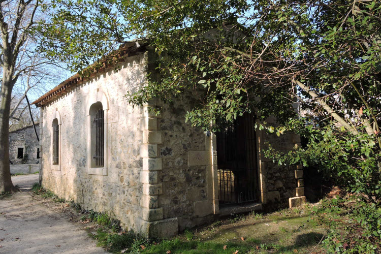 Buvette en libre accès situé entre l'Hôtel Spa de Foncaude et les vestiges des anciens thermes © ABCfeminin.com.