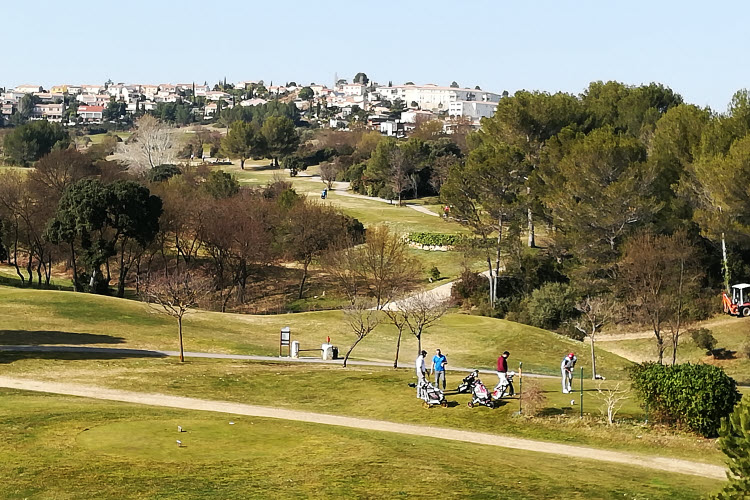 Vue due le golf 18 trous de Fontcaude depuis les terrasses des chambres de l'Hôtel Spa © ABCfeminin.com.