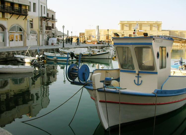 CRETE : Petit port de Réthymnon au printemps © ABCfeminin.com.