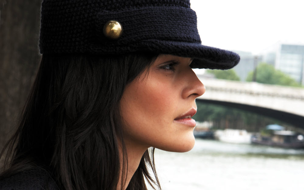 Modèle expliqué gratuit : casquette pour femme à visière et à boutons dorés © Phildar.