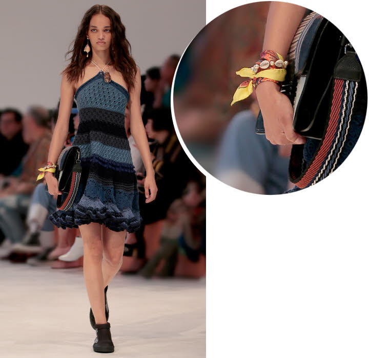 Foulard noué en bracelet Etro - Collection printemps-été 2019. Foulard noué en bracelet Etro - Collection printemps-été 2019.