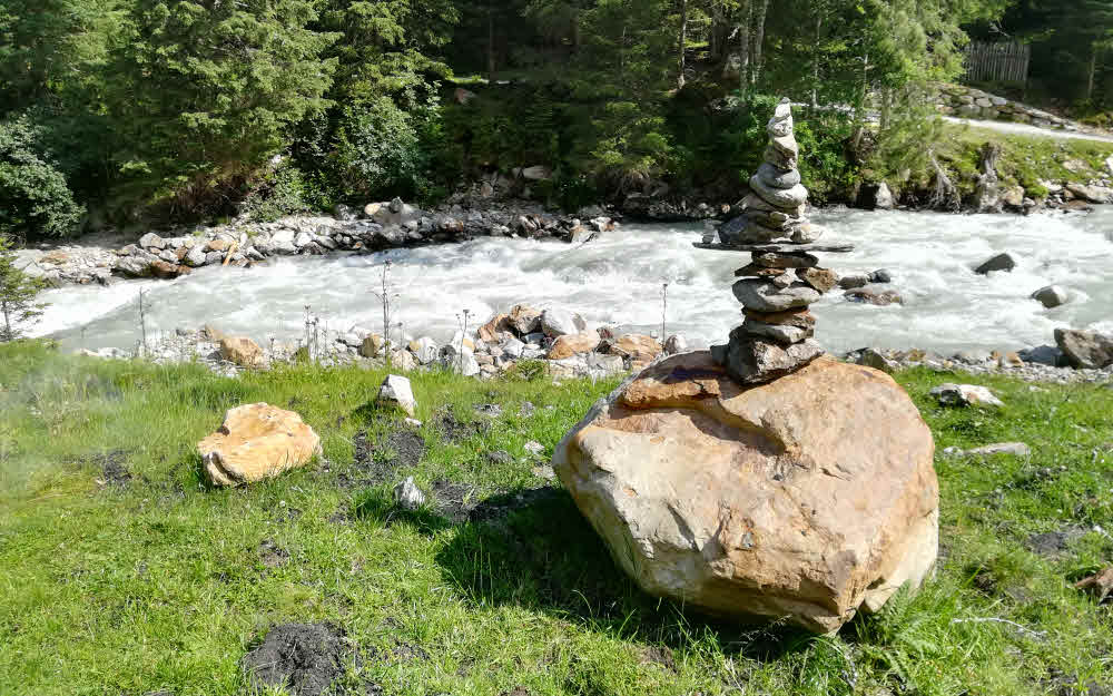 Cairn (montjoie) près du torrent des Eaux Sauvages © ABCfeminin.com.