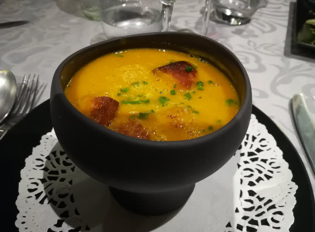 Soupe de poisson servie avec sa rouille et ses croûtons.