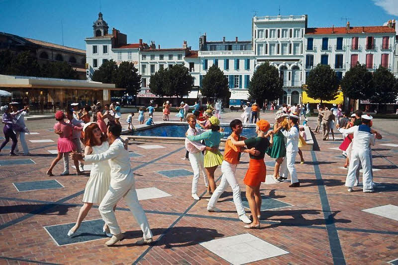 Les Demoiselles de Rochefort de Jacques Demy. Au premier plan, François Dorléac danse avec Gene Kelly sur la Place Colbert. (Ph. Letellier).