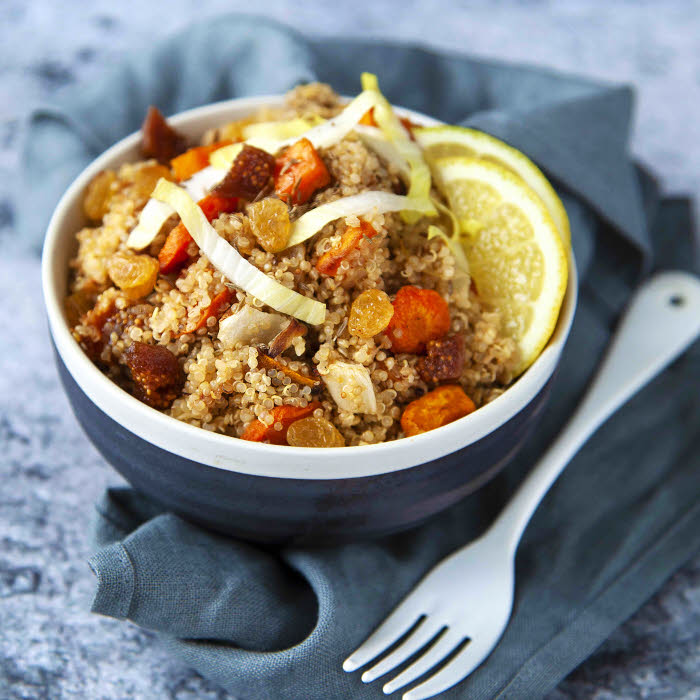 Salade de quinoa aux légumes rôtis, endives et fruits secs.