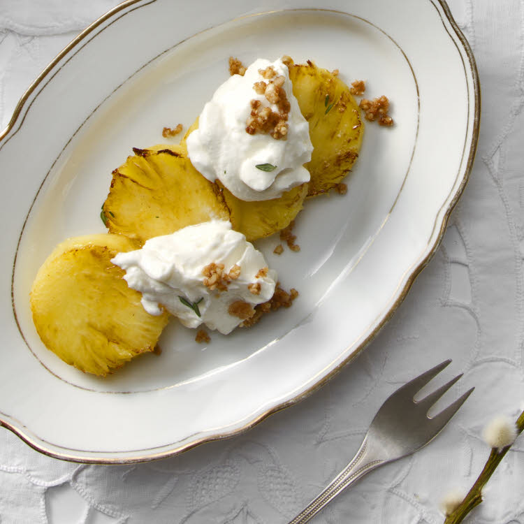 Recette de Martine Fallon : ananas rôti au Rapadura, à la vanille et au gingembre. Recette de Martine Fallon : ananas rôti au Rapadura, à la vanille et au gingembre.