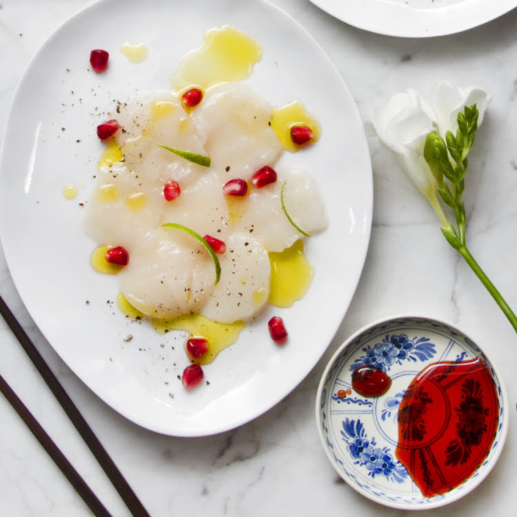 Recette de Martine Fallon : carpaccio de Saint-Jacques au parfum de betterave rouge.