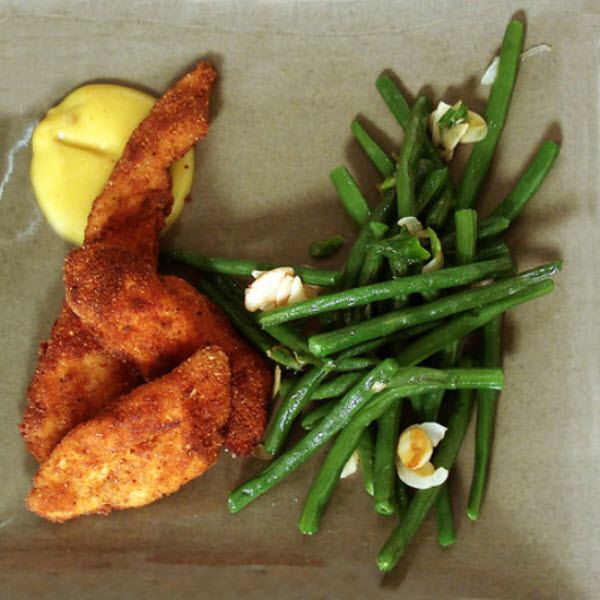 Croustillant de poulet au curry et haricots verts aux amandes