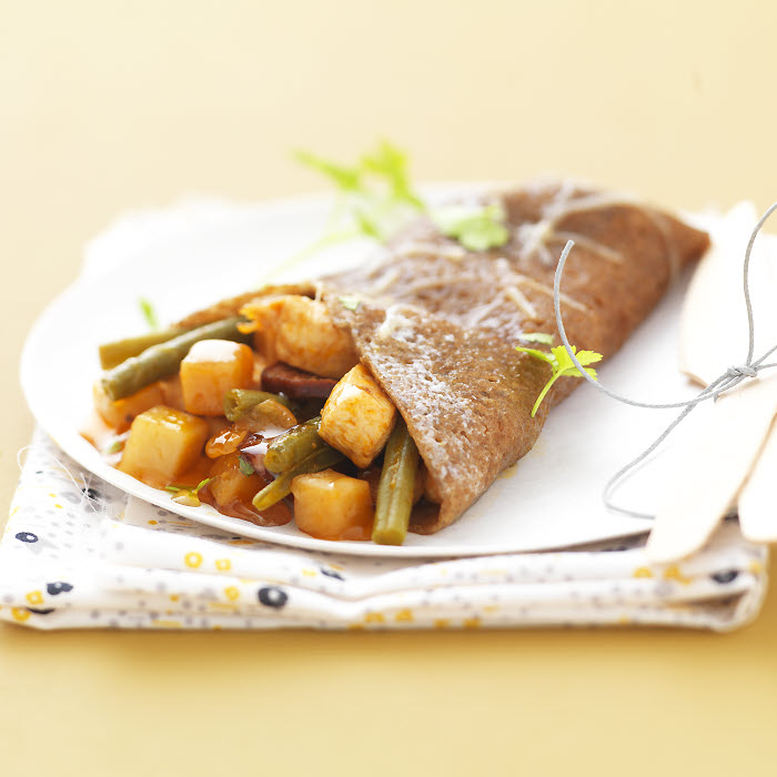 Galettes de blé noir avec dés de poulet à la sauce basquaise.