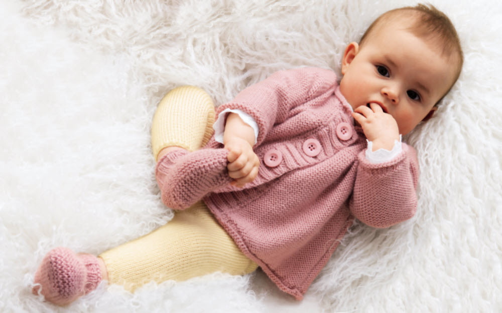 TRICOTS EXPLIQUES - Ensemble layette: cardigan & chaussons - Création Phildar.