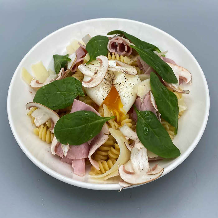 Recette de pâtes du chef Matthieu Marti : fusilli, hachis de champignons rosées et œuf mollet.