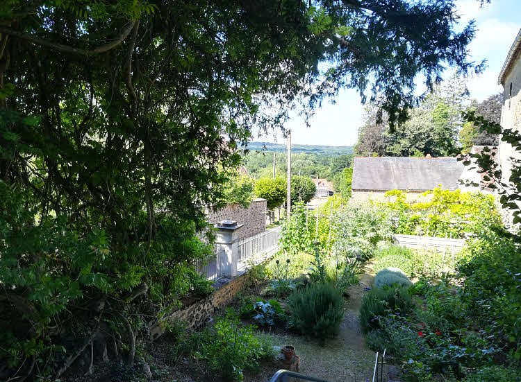 Le 'jardin du bas' de la Maison de Colette, avec à gauche la glycine centenaire © ABCfeminin.com.