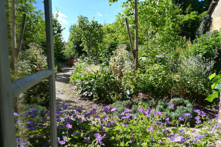 Le jardin fleuri de la Maison de Colette © ABCfeminin.com.