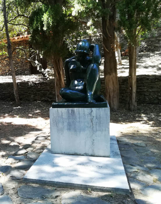 La tombe d'Aristide Maillol surmontée de 'La Méditerranée' à Banyuls-sur-Mer © ABCfeminin.com.