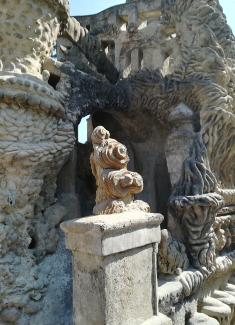 La 'pierre d'achoppement' sur la terrasse du Palais Idéal du facteur Cheval © ABCfeminin.com.