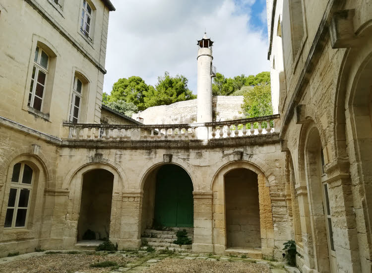La cour intérieure de l’Hôtel des Clausonnettes. À l'arrière-plan, les vestiges de la forteresse de Beaucaire © ABCfeminin.com.