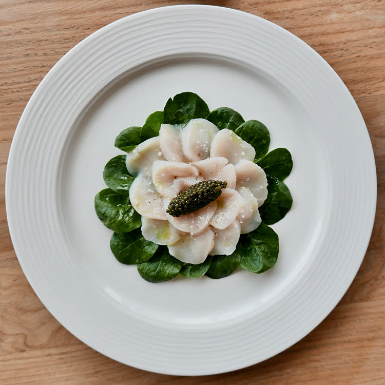 Menu de Guy Martin pour la Saint-Valentin. En entrée : carpaccio de Saint-Jacques.