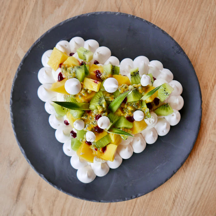 Pavlova aux fruits exotiques de Guy Martin pour la Saint-Valentin.